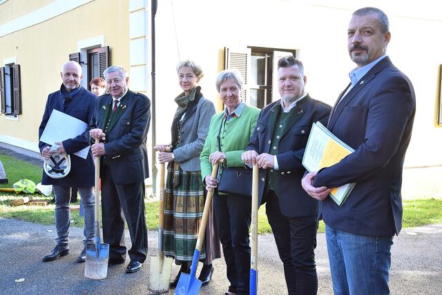 Spatenstich mit Pfarrer Robert Schneeflock (2. v. r.), Diakon Michael Marfjana (rechts) und Mitgliedern des Pfarrgemeinderates.