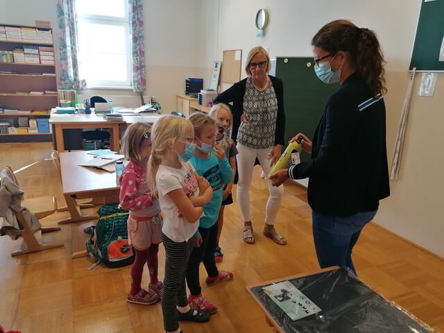 Schulkinder, Daniela Hauer und Bürgermeisterin Karin Gorenzel