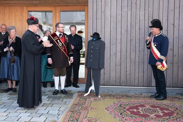 Kameradschaftsbund-Obmann Roman Eder bei der Übergabe des originellen Geschenkes. | Foto: Foto Christine
