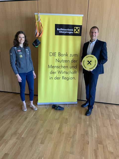 Dir. Roland Kröll von der Raiffeisenbank Oberpinzgau gratuliert der frisch gebackenen Staatsmeisterin Alexandra Elmer.