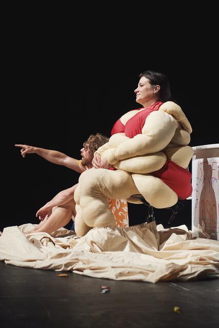 Die Hüllen fallen lassen auf der Bühne und ehrlich sein, das schafft das Theater.