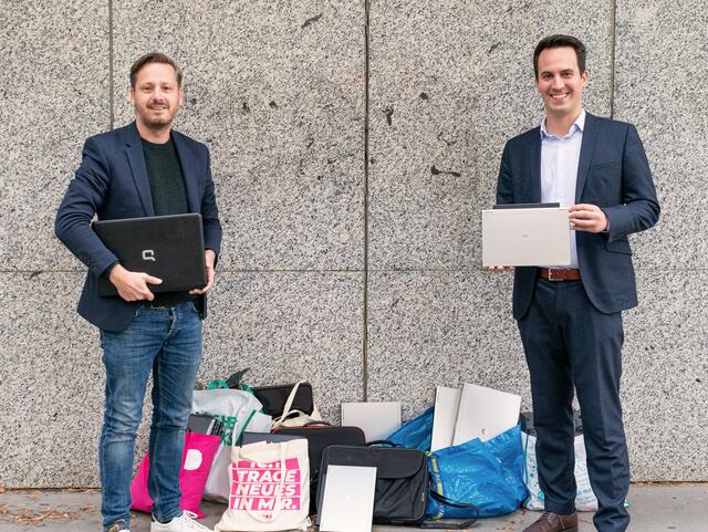 Jörg Konrad (l.) mit Neos Wien-Spitzenkandidat Christoph Wiederkehr vor der Übergabe der Laptops.