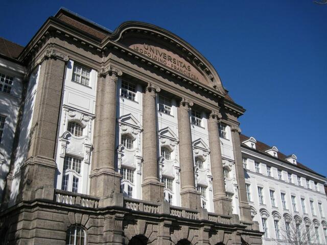 Die Studierenden kommen seltener an die Uni: Sie werden über Fernlehre, also digital, unterrichtet.