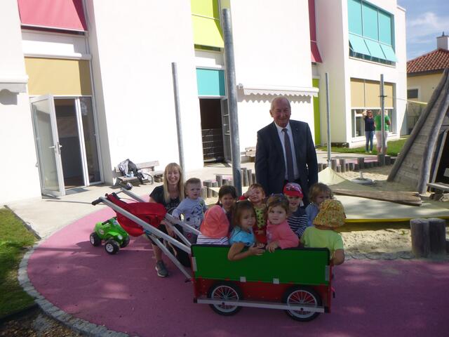Mit dem neuen Leiterwagerl in der Krabbelstube Mattighofen können die Kinder mit ihren Begleitern auf Entdeckungstour gehen.