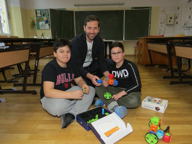 Lehrer Michael Fleischhacker mit Emilio Singer und Erzan Hani.