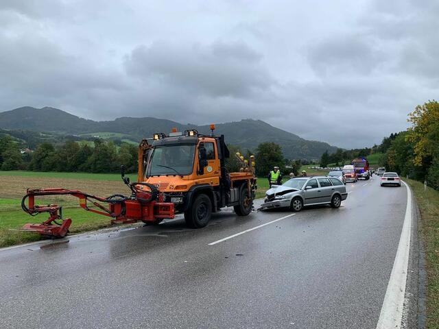 Unfall in Scheibbs: Auf der Bundesstraße B25 kollidierte ein Pkw mit einem Mähfahrzeug der Straßenmeisterei. | Foto: Freiwillige Feuerwehr Scheibbs