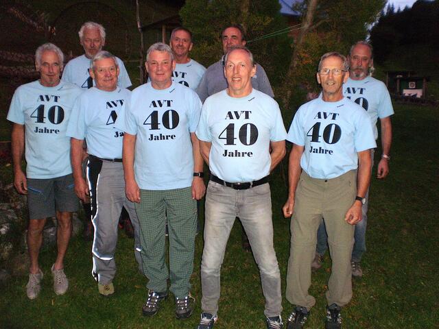 Die Clubmitglieder mit Wirt Andreas Kals (hi.).