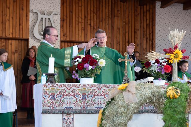 Beim Erntedank-Gottesdienst im Musik-Pavillon: Diakon Josef Huber mit Pfarrer Winfried Weihrauch | Foto: Foto Christine