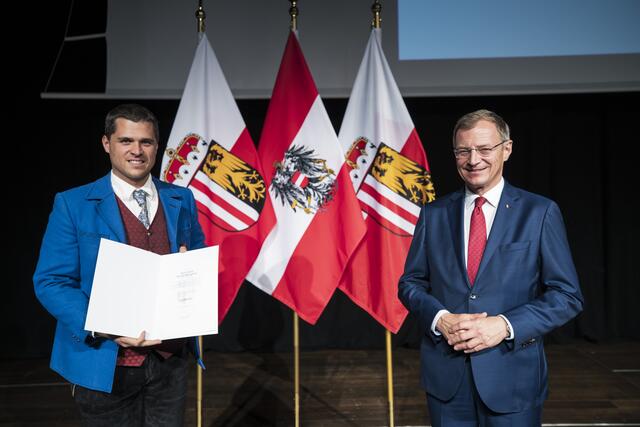 Obmann-Stellvertreter Andreas Mühlberger (l.) nahm die Ehrung entgegen.