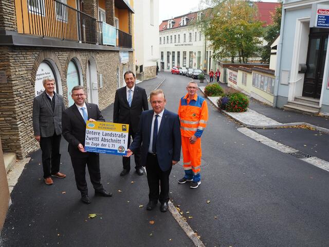 V.l.n.r.: Leiter der Straßenbauabteilung Waidhofen/Thaya Gerald Bogg, Landesrat Ludwig Schleritzko, NÖ Straßenbaudirektor Josef Decker, Bürgermeister Landtagsabgeordneter Franz Mold und Martin Koppensteiner.