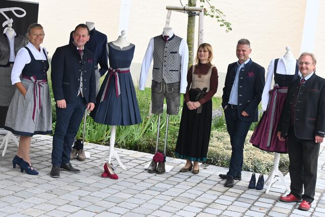 Bei der Vorstellung der jungen, alltagstauglichen Eisenstraße-Tracht in Purgstall: Eisenstraße-Projektbetreuerin Anita Eybl, Bürgermeister Harald Riemer, Designerin Christa Steinauer, Eisenstraße-Obmann Nationalratsabgeordneter Andreas Hanger und Eisenstraße-Tracht-Erfinder Herbert Landl aus Hollenstein an der Ybbs