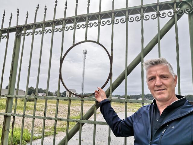 Bürgermeister Popp vor dem Hitiag-Areal.