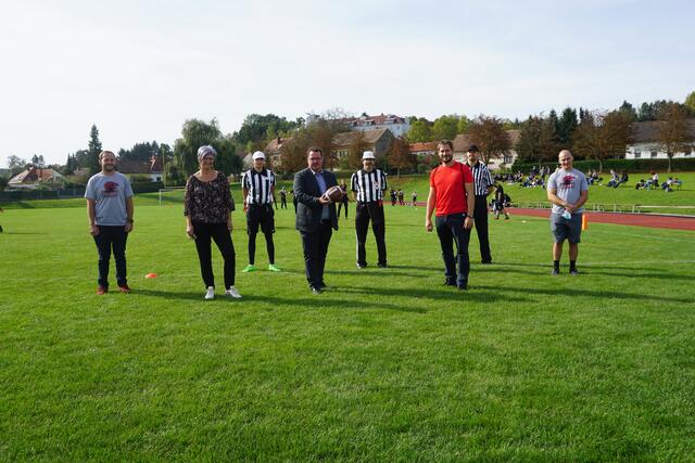 Matchballspende zum Start des dritten Flag Football-Meisterschaftstags.