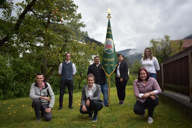 Die neue Bezirksführung: Bezirksobmann-Stellvertreter Sebastian Juen, Bezirksobmann Mathias Neuner, Bezirksleiterin Jaqueline Traxl, Bezirksleiterin-Stellvertreterin Hannah Mair (hinten v.li.), Bezirksobmann-Stellvertreter Simon Geiger, Bezirksgeschäftsführerin Jelena Jehle und Bezirksleiterin-Stellvertreterin Jasmin Siehs (vorne v.li.)