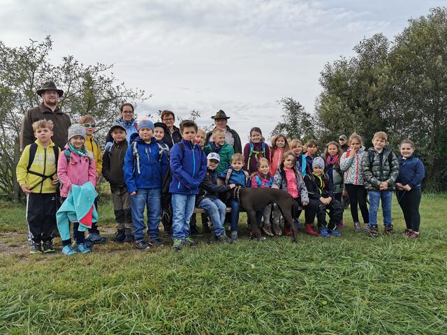 Die dritte Klasse Volksschule Asperhofen mit Volksschullehrerin Christine Siebenhirter, Bauer Christof und Schmölz Karl