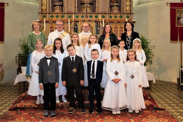 Klasse 3a (hinten v.l.n.r.) Religionslehrerin Gabriele Burgholzer, Diakon Franz Wimmer, Pfarrer Dr. Rupert Grill, Klassenlehrerinnen Brigitte Gegenhuber und Doris Edermayr
