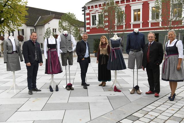 Der neu gestaltete Kirchenplatz in Purgstall wurde zum Laufsteg für die Präsentation der jungen Eisenstraße-Tracht: Bürgermeister Harald Riemer, Eisenstraße-Obmann Nationalratsabgeordneter Andreas Hanger, Designerin Christa Steinauer (Freiwild), der Hollensteiner Schneidermeister Herbert Landl und Eisenstraße-Projektbetreuerin Anita Eybl