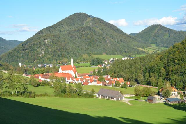 Vom Zug aus kann man die Kartause Gaming von oben bestaunen.