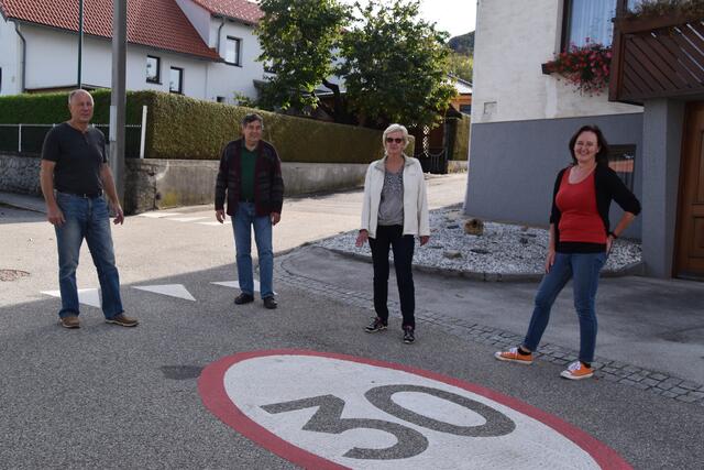 Verärgerte Anrainer in Hainfeld: Raser missachten die 30-Zone.