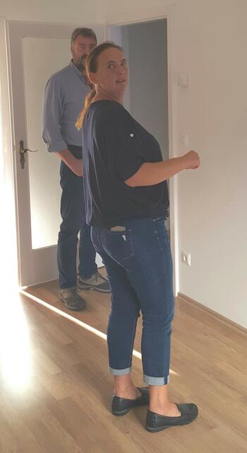 Gemeinderätin Petra Wagener besichtigt die Wohnung.
