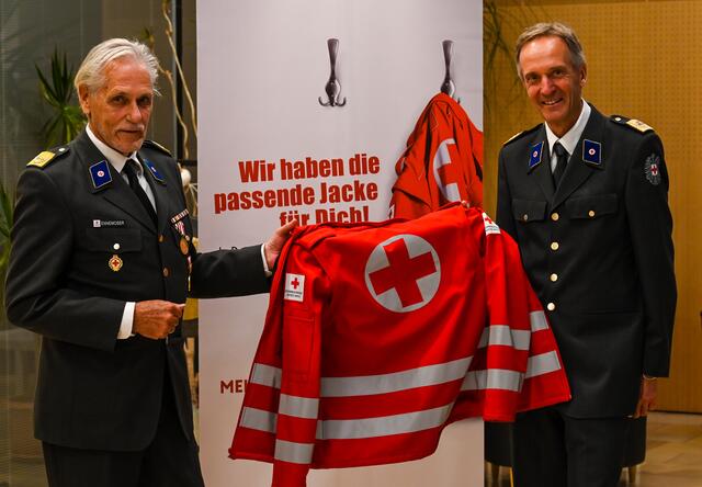 Robert Moser (r.) legte seine Funktion als Präsident zurück und übergab die Rote Jacke des Roten Kreuzes an seinen Nachfolger Günther Ennemoser