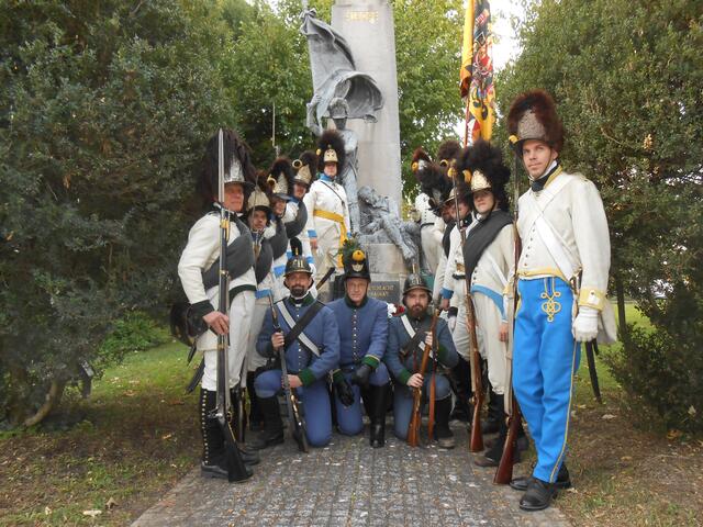 Das Foto zeigt die historisch gekleideten Soldaten vor dem Grenadier-Denkmal in der Sachsenklemme
