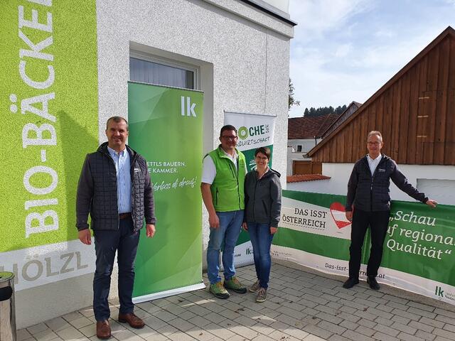 V.l.n.r.:  Kammerobmann Dietmar Hipp, Mario Hölzl, Sandra Hölzl und Kammersekretär Bernhard Löscher.
 | Foto:  BBK Zwettl/ Dipl.-Ing. Bernhard Löscher