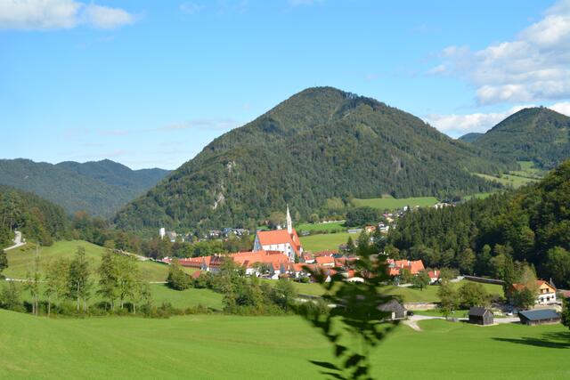 Vom Zug aus kann man die Kartause Gaming von oben bestaunen.