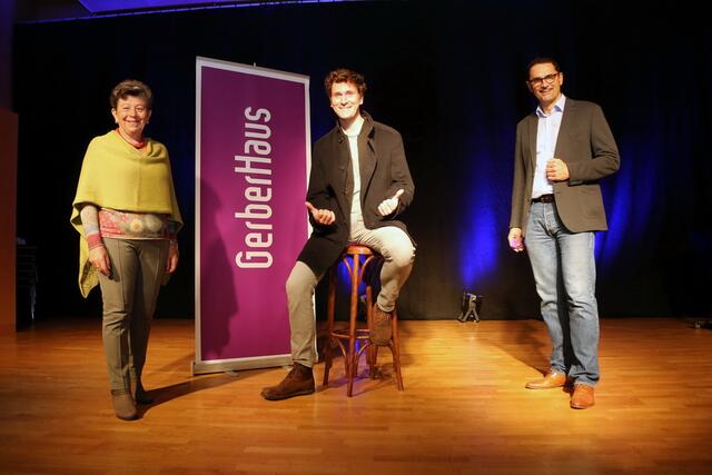 Der Träger des Österreichischen Kabarettpreises zu Gast in Fehring: Hosea Ratschiller mit Elfriede Niederl und Karl Hermann.