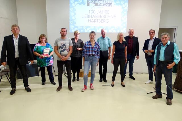 100 Jahre Liebhaberbühne Hartberg: Bgm. Marcus Martschitsch gratulierte den Mitgliedern zum runden Jubiläum.