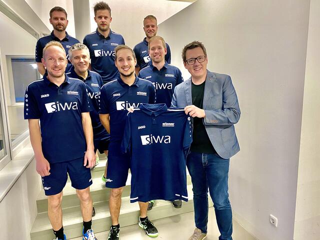 Vorne (v.l.): Manuel Rührnessl, Stefan Kapeller, Sponsor Matthias Zwittag (SIWA Online). Mitte (v.l.): Thomas Torggler, Michael Robeischl. Hinten (v.l.): David Buchberger, Max Aichberger, Christoph Kartusch. Es fehlen auf dem Foto: Adrian Kastl, Raphael Hofstätter.