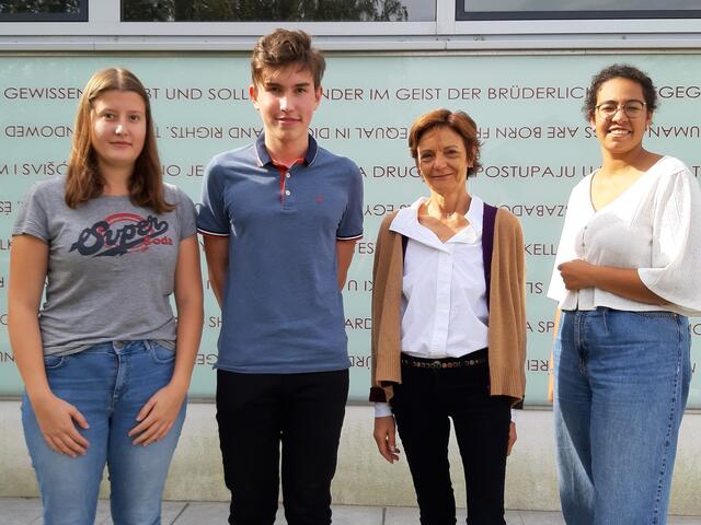 Direktorin Fabsits (2.v.r.) mit den frisch gebackenen Schülervertretern Emilie Kainer, Peter Putz und Adelina Kosykh