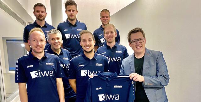 Vorne (v.l.): Manuel Rührnessl, Stefan Kapeller, Sponsor Matthias Zwittag (SIWA Online). Mitte (v.l.): Thomas Torggler, Michael Robeischl. Hinten (v.l.): David Buchberger, Max Aichberger, Christoph Kartusch. Es fehlen auf dem Foto: Adrian Kastl, Raphael Hofstätter.