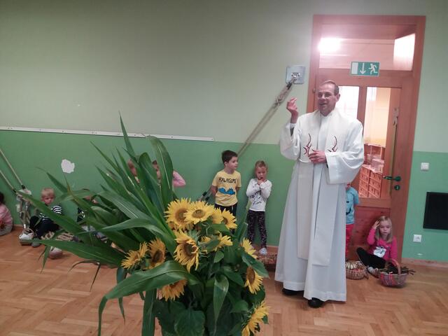 Provisor Wolfgang Pristavec segnete im Bewegungsraum die Erntegaben der Kindergartenkinder.