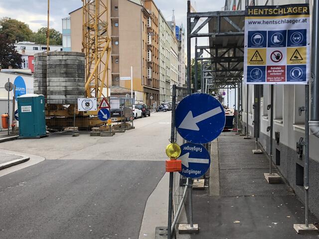 Am Wochenende sieht alles friedlich aus, wird gebaut, ist für die Schüler wenig Platz.