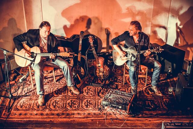 Sänger-Songwriter Sir Oliver Mally (re) und Gitarrist Peter Schneider bringen Folk Blues Adventures in das Forum Kalsdorf.