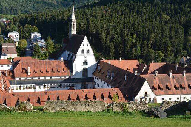 Vom Zug aus kann man die Kartause Gaming von oben bestaunen.