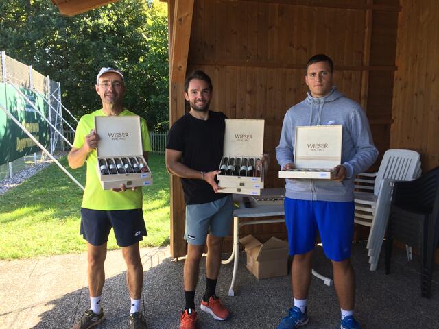 Die Top 3 im A-Bewerb (v. li.) 2. Mimra (Enns), 1. Schneller (Ottensheim), 3. Teodorovic (Steyr)
