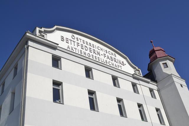 Hier, in den Gebäuden der denkmalgeschützten Bettfedernfabrik, befindet sich das Oberwaltersdorfer Gemeindeamt.