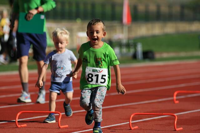 Und am Ende waren sie alle Sieger: die jungen Athletinnen und Athleten, die am Sonntag gelaufen und gesprungen sind.