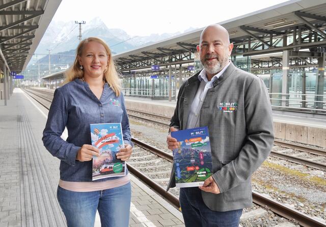 Mobilitätscoach Margaretha Prommegger und Mobilito-Geschäftsführer Stefan Maurer machen sich für die autofreie Urlaubsanreise stark.  | Foto: Alexander Holzmann
