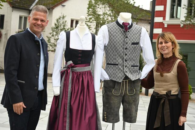 Eisenstraße-Tracht: „Unser großes Ziel war es, mit der jungen Linie der Eisenstraße-Tracht eine bequeme und moderne Passform zu entwerfen und Kombinationsmöglichkeiten auch für den Alltag zu schaffen“, so Designerin Christa Steinauer – am Bild mit Eisenstraße-Obmann Nationalratsabgeordneten Andreas Hanger.