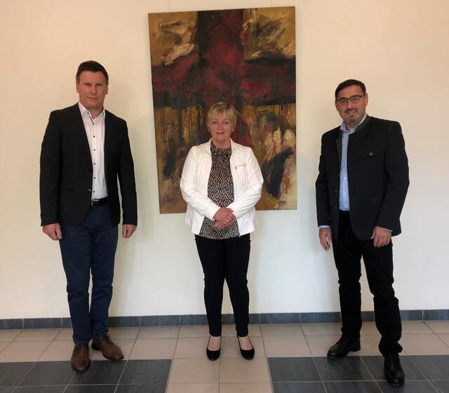 Irmgard Reiter-Hofmann ist neue Vizebürgermeisterin in Moosbach (v.l.n.r.): Bezirkshauptmann Gerald Kronberger, Vzbgm. Irmgard Reiter-Hofmann und OÖVP-Bezirksgeschäftsführer Klaus Mühlbacher.