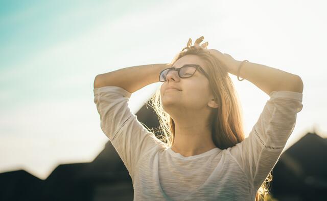 Resilienzfaktoren wie Optimismus oder gesunde Selbstfürsorge sind die am stärksten wirksamsten im Hinblick auf ein positives psychisches Befinden in der Corona-Zeit, so ein Ergebnis einer Online-Studie.