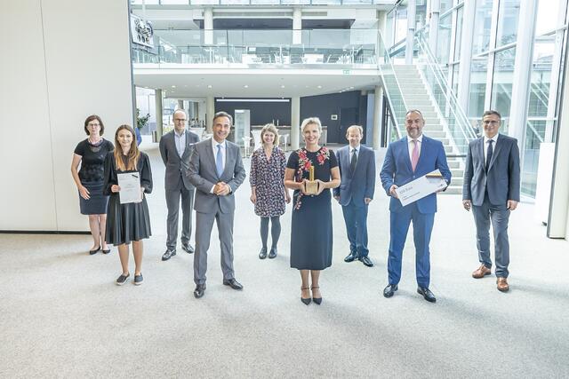 Sieger: Verena Ennemoser und ihr Team wurden von Siegfried Nagl, Mario Eustacchio und Magistratsdirektor Martin Haidvogl geehrt.