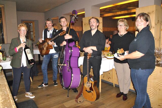 Barbara Buter-Lindner, die Gruppe Brennholz, Christine Lindner sen. und Chefin Christine Lindner.