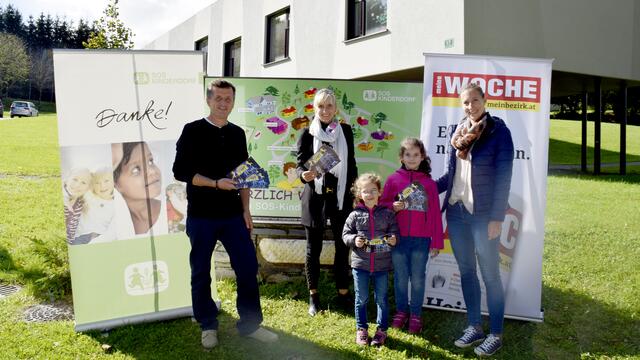 SOS-Kinderdorf Moosburg: Leiter Gerald Stöckl, WOCHE-Marketingleiterin Elfriede Breitenhuber sowie Laila und Melina mit Betreuerin Stefanie Lausegger (von links)