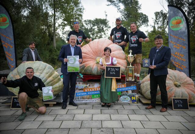 Landesrat Martin Eichtinger und Landarbeiterkammer-Präsident Andreas Freistetter gratulieren dem Jugendzentrum Berndorf zum Staatsmeistertitel und zum neuen österreichischen Rekord. | Foto: Manuel Gutleb