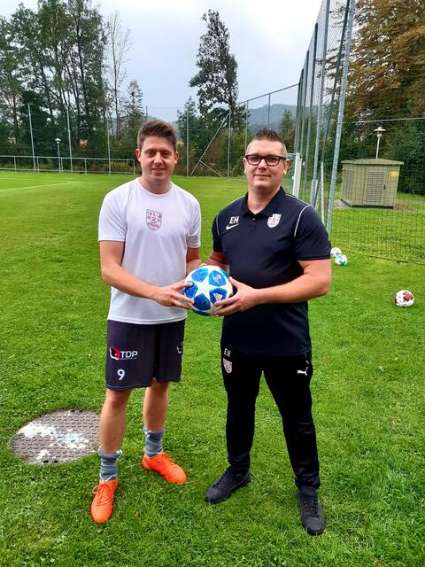 Matchballsponsoring des Spiels: Erik HILBERGER (r.)