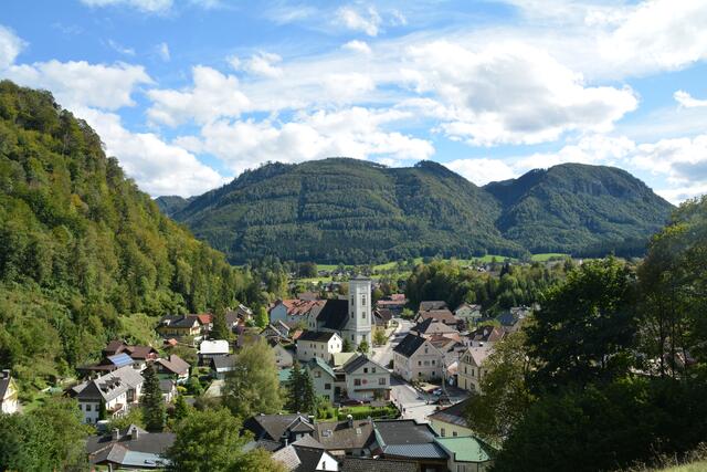 Vom Zug aus kann man einen herrlichen Ausblick auf die Marktgemeinde Gaming genießen.